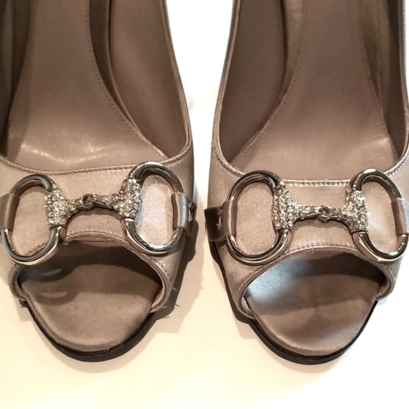 Gucci Horsebit Satin Peep Toe Pump Silver Sz 6 - Picture 2 of 7